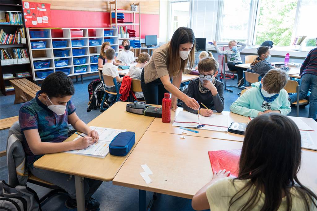 Schulministerin in Nordkirchen: Ja zu besserer Bezahlung an Grundschulen Studien aus England hätten ergeben, dass sich die Maskenpflicht negativ auf die Sprachentwicklung vieler Kinder ausgewirkt hätte, so Ministerin Gebauer.