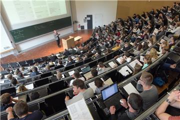 Studierende in einem Hörsaal. Foto: Stefan Puchner/Archiv