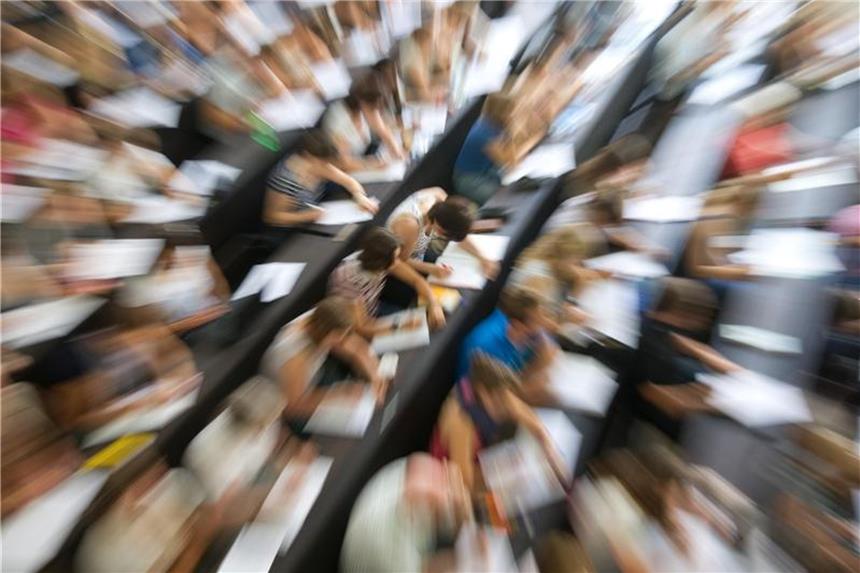 Mehr Studienplätze für künftige Grundschullehrer Studierende sitzen in einem Hörsaal. Foto: Uwe Anspach/Archiv