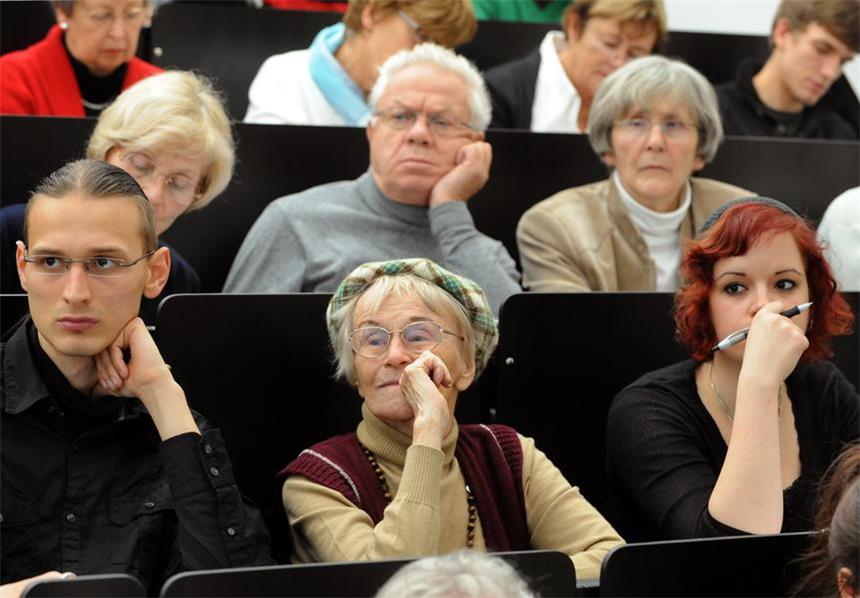 Unsere Lebenserwartung steigt stetig Studium im Alter: Demografen zufolge kann jedes
zweite Kind, das heute geboren wird, damit rechnen,
100 Jahre alt zu werden.