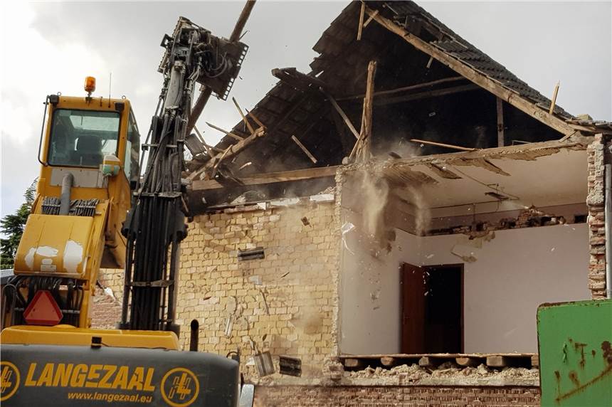 Mit spektakulären Videos: Unglücks-Haus in Heek wird nach massiven Sturmschäden abgerissen Stück für Stück nimmt der Abrissbagger am Montagmittag das Dach- und Obergeschoss des Unglücks-Hauses in Heek auseinander.