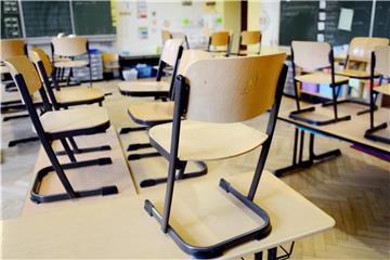 Stühle stehen in einer Schule nach Unterrichtsende auf den Tischen. Foto: Caroline Seidel/Archiv