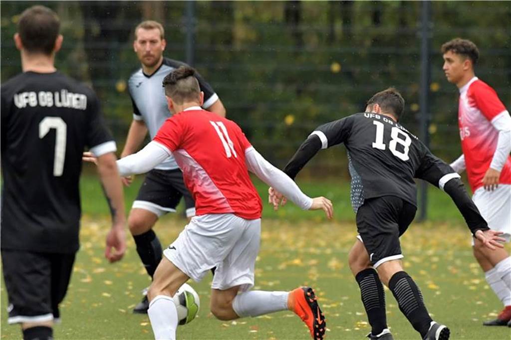 Kreisliga-Tormaschine heizt mit Aufstiegsansage ein, Landesliga-Angebote lassen ihn kalt Stürmer Anil Can Mert (ganz rechts) hat die zweitmeisten Tore in der Kreisliga A2 bislang geschossen.