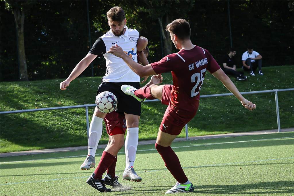 Osmanlispor holt Aufstiegshelden des TuS Hannibal: Weiterer Neuzugang kommt vom VfR Sölde Stürmer Denis Ljatifi (l.) stieg mit dem TuS Hannibal in die Landesliga auf.