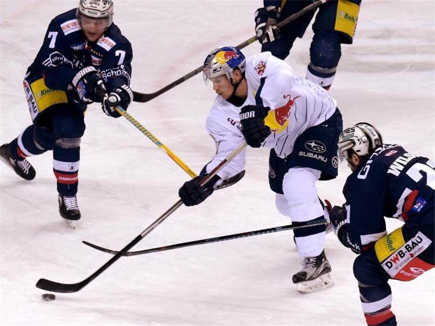 EHC München will DEL-Titelserie Stürmer Frank Mauer (M.) steht mit dem EHC München erneut in der DEL-Finalserie. Foto: Monika Skolimowska