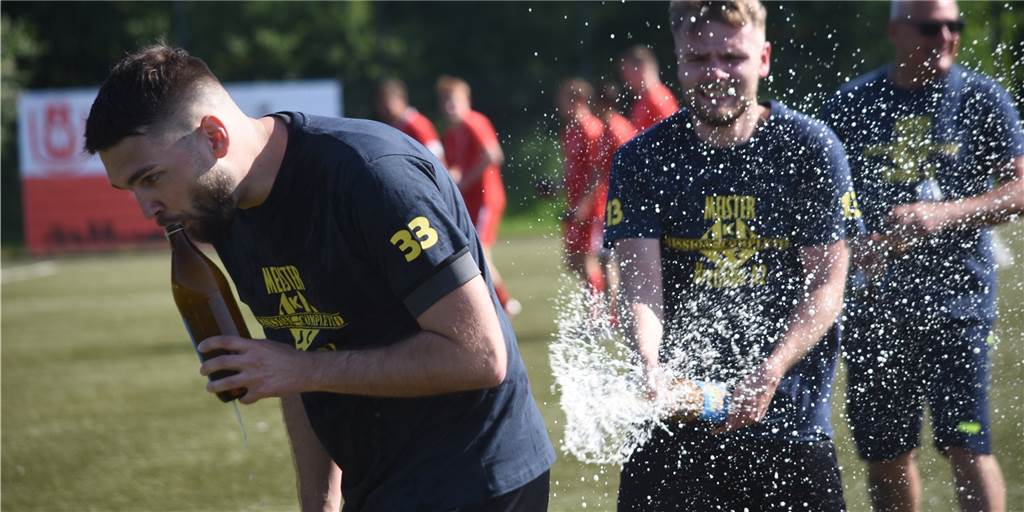 Liveticker zum Nachlesen: Der Kamener SC feiert die Meisterschaft – und verliert zwei Stammspieler Stürmer Jan Brinkmann flüchtet vor einer Bierdusche - der Kamener SC ist Meister.