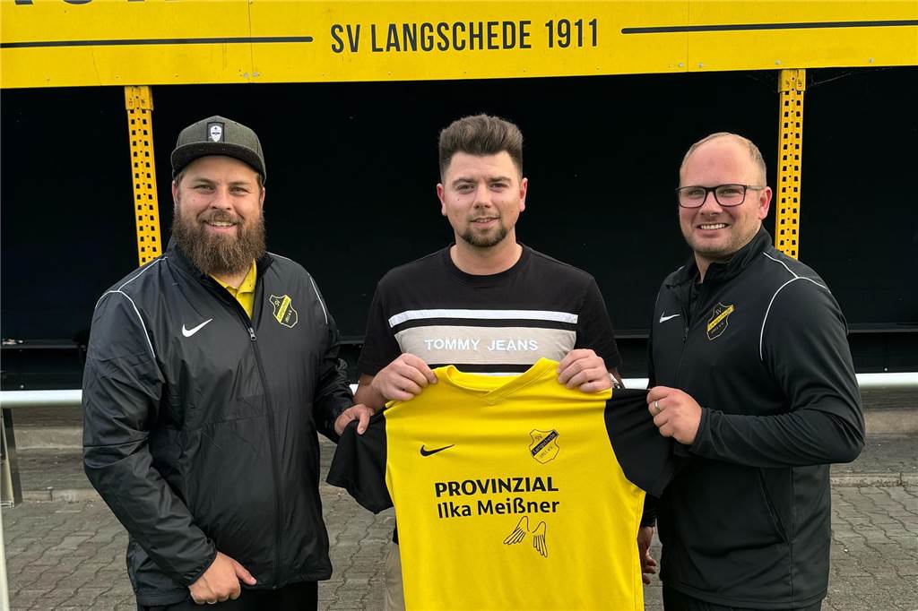 Und noch ein Neuer für SV Langschede: 30-jähriger Stürmer aus Menden kommt Stürmer Kevin Kost stößt zum Team von Ben Gottstein (l.) und Marco König (r.).