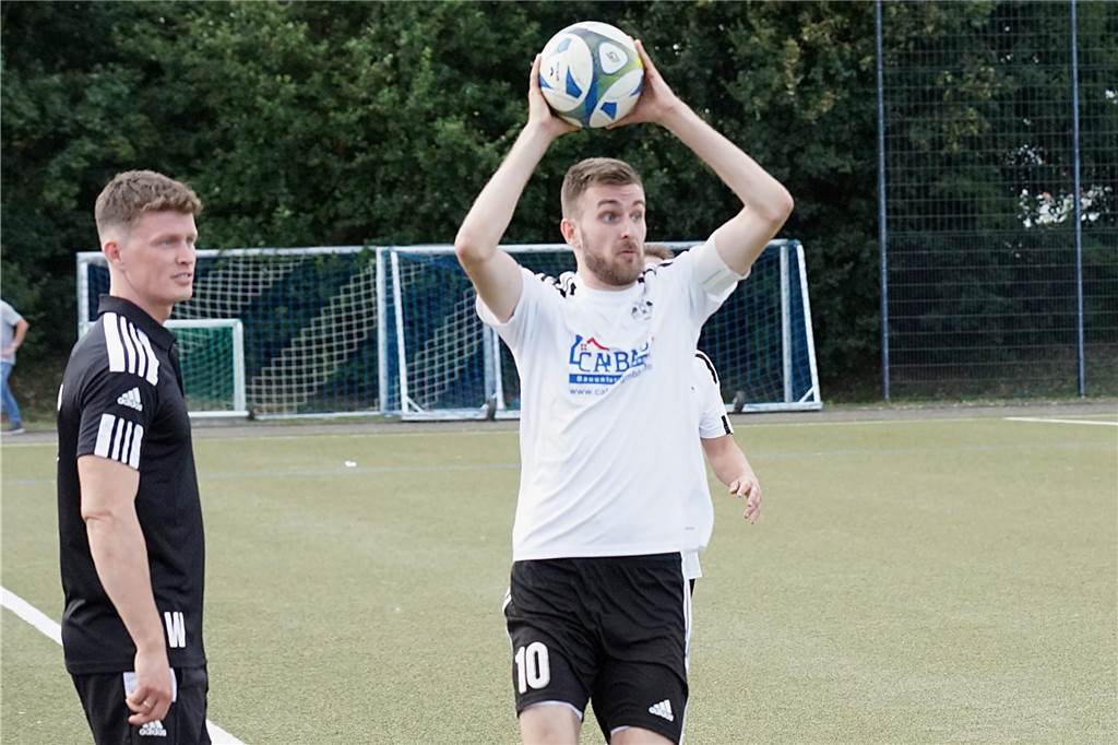 Urlaubsguru-Cup-Gewinner überzeugt auch in Wickede: SV Afferdes Trainer sehr zufrieden Stürmer Marvin Bremkes fehlte Coach Lorenz Wagener (l.) in Wickede.