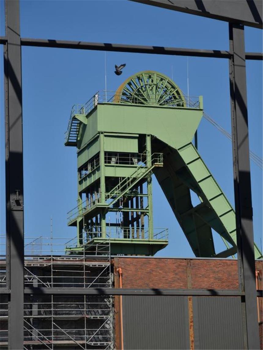 Unter Tage: Reise durch die Bergbau-Geschichte an der Saar Stummes Zeugnis einer vergangenen Zeit: Einer der beiden noch erhaltenen Fördertürme der Halde Reden. Foto: Jörg Fischer