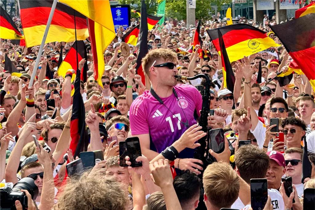 Mehrere Stunden vor dem Anpfiff des Spiels Deutschland-Dänemark feiern sich die deutschen Fans schon in der Dortmunder Innenstadt warm.