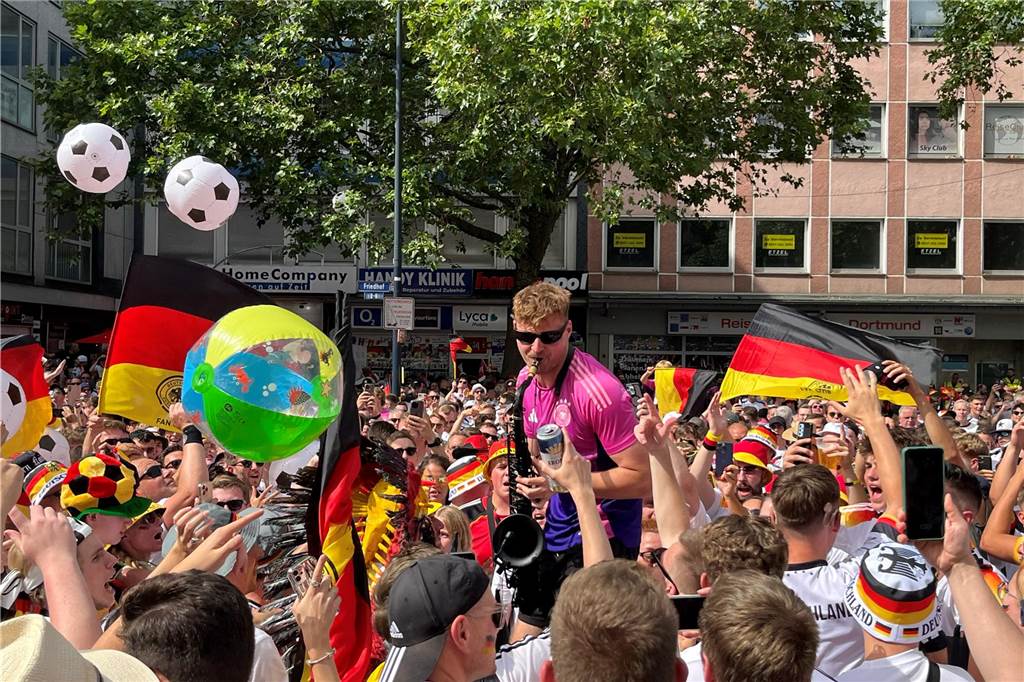 Mehrere Stunden vor dem Anpfiff des Spiels Deutschland-Dänemark feiern sich die deutschen Fans schon in der Dortmunder Innenstadt warm.