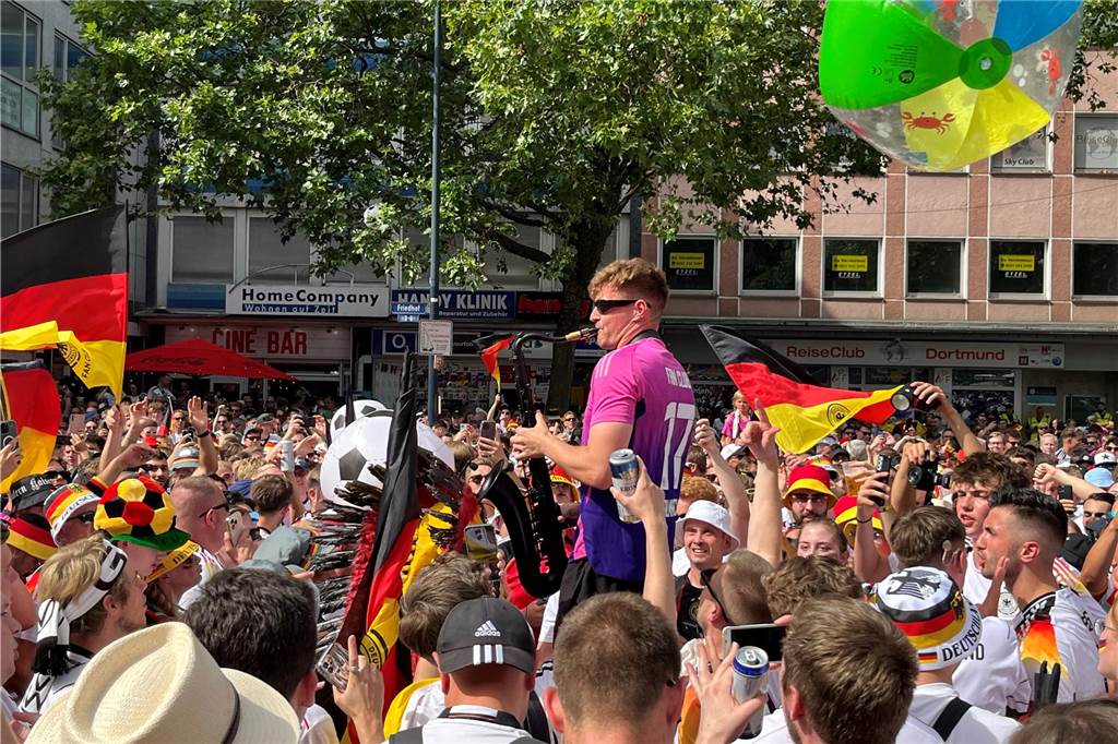 Mehrere Stunden vor dem Anpfiff des Spiels Deutschland-Dänemark feiern sich die deutschen Fans schon in der Dortmunder Innenstadt warm.