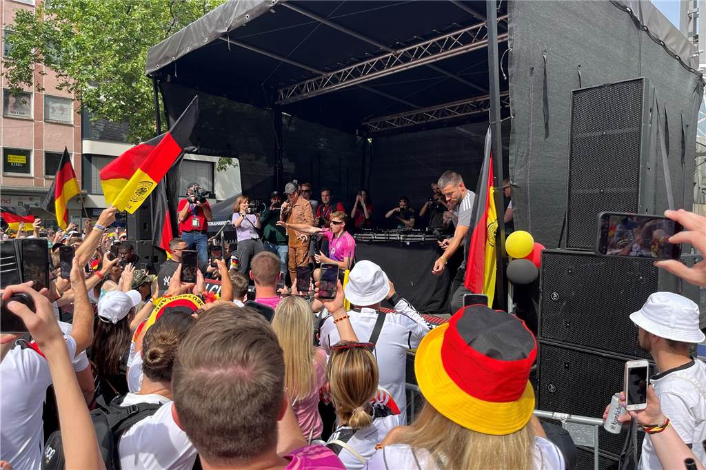 Mehrere Stunden vor dem Anpfiff des Spiels Deutschland-Dänemark feiern sich die deutschen Fans schon in der Dortmunder Innenstadt warm.