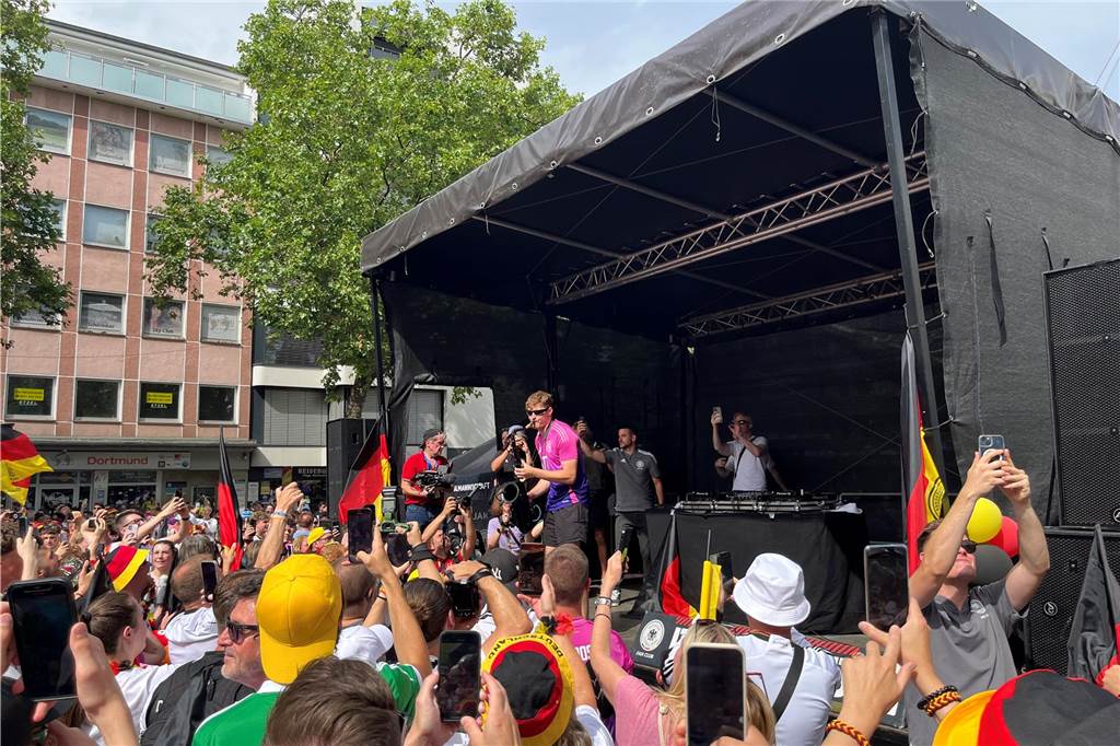 Mehrere Stunden vor dem Anpfiff des Spiels Deutschland-Dänemark feiern sich die deutschen Fans schon in der Dortmunder Innenstadt warm.