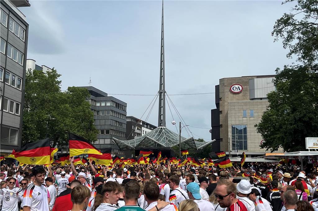 Mehrere Stunden vor dem Anpfiff des Spiels Deutschland-Dänemark feiern sich die deutschen Fans schon in der Dortmunder Innenstadt warm.
