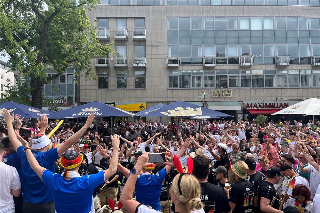 Mehrere Stunden vor dem Anpfiff des Spiels Deutschland-Dänemark feiern sich die deutschen Fans schon in der Dortmunder Innenstadt warm.