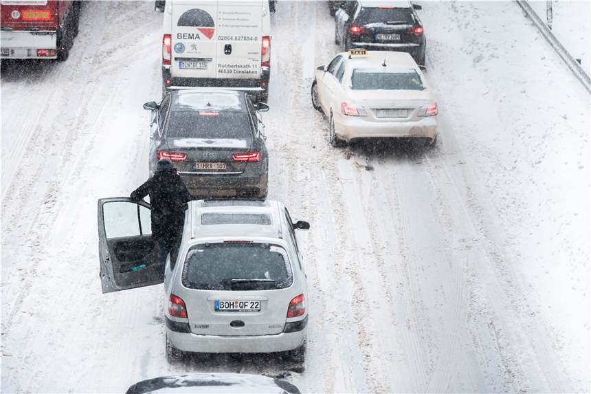 Schnee-Chaos auf der A2: Fahrer sitzen die ganze Nacht über fest Stundenlang ging es auf der A2 nicht vorwärts.