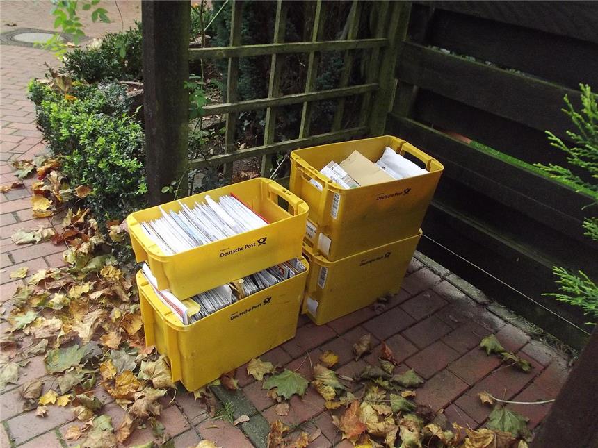 Kisten mit Briefen standen stundenlang im Freien Stundenlang standen vier Kisten der Deutschen Post in Wulfen-Barkenberg im Freien. Briefe hätten problemlos geöffnet oder gestohlen werden können.