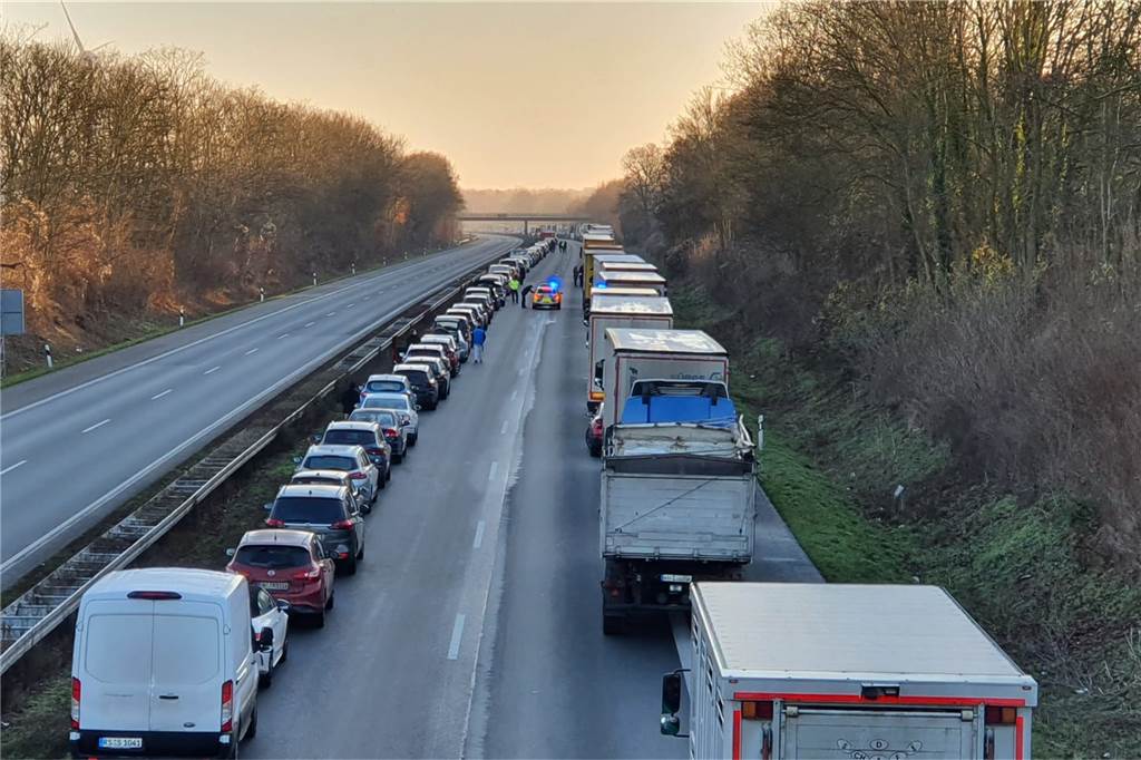 Helfende Herberner nach A1-Unfall: „Die kann man doch hier nicht in der Kälte stehen lassen“ Stundenlang staute sich der Verkehr auf der A1 zwischen Ascheberg und Werne.