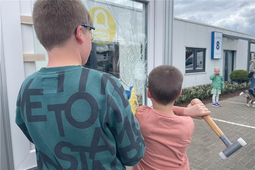 Viele Einblicke und Spaß bei der Azubi-Road-Show: Die Gewerbeschau in Oeding Stundenlang versuchten die Kinder, eine Fensterscheibe mit einem Hammer zu zertrümmern.