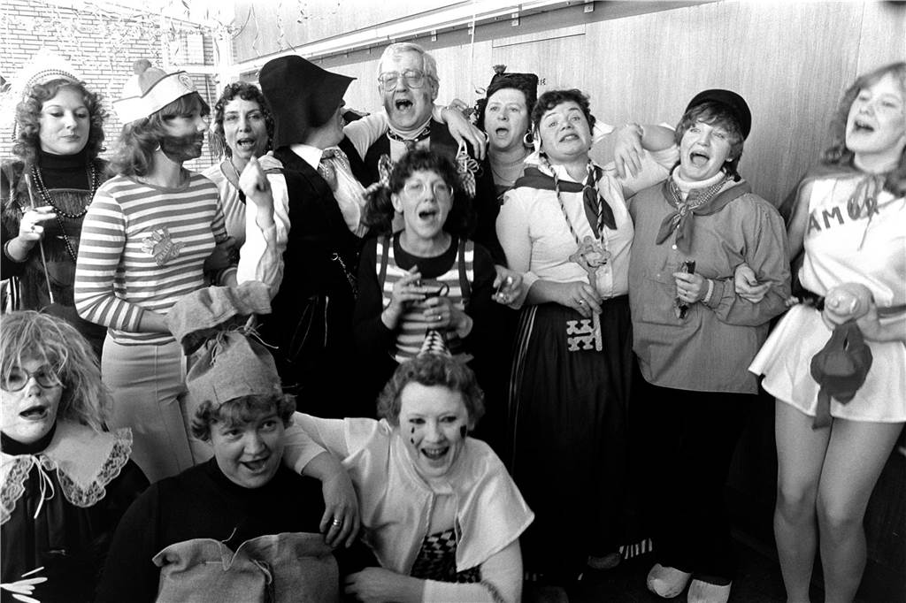 Sturm auf das Rathaus während des Karnevals im Februar 1981 - mittendrin der ehemalige Bürgermeister Hans-Werner Harzer. 