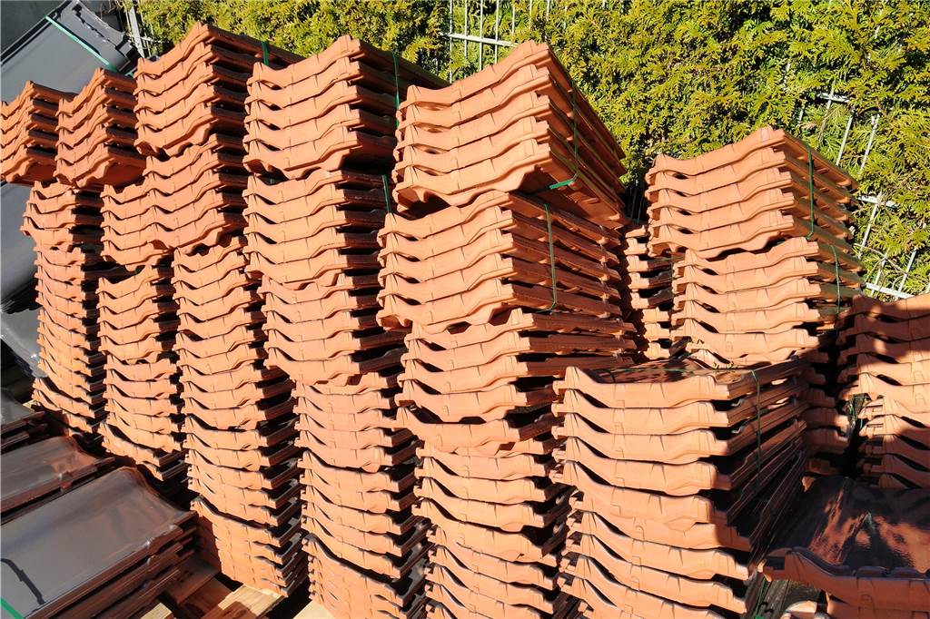 Castrop-Rauxeler Dachdecker nach Sturm: „Telefon stand nicht mehr still“ Sturm "Zeynep" ließ vergangene Woche an vielen Häusern in Castrop zerstörte Dachpfannen zurück. Diese müssen nun ersetzt werden.