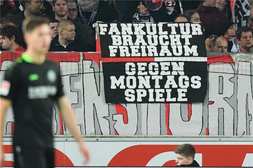Ausverkauf oder Schutz des Fußballs? Der Streit um Montag Stuttgarter Fans protestieren mit einem Transparent mit der Aufschrift „Fankultur braucht Freiraum. Gegen Montagsspiele“. Foto: Uwe Anspach