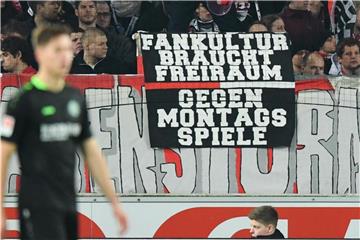 Stuttgarter Fans protestieren mit einem Transparent mit der Aufschrift „Fankultur braucht Freiraum. Gegen Montagsspiele“. Foto: Uwe Anspach