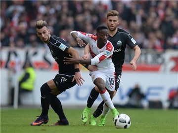 Stuttgarts Carlos Mane (M) setzt sich gegen die Sandhausener Leart Paqarada (l) und Lucas Höler durch. Foto: Deniz Calagan