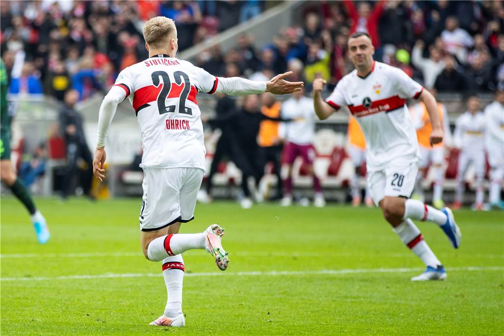 Castrop-Rauxeler Chris Führich gibt VfB Stuttgart Hoffnung im Abstiegskampf Stuttgarts Chris Führich (l) jubelt nach seinem Tor zum 1:1 mit Stuttgarts Philipp Förster (r).