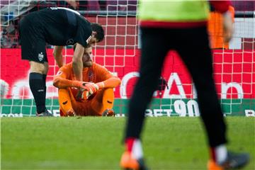 Stuttgarts Doppel-Torschütze Mario Gomez tröst FC-Torhüter Timo Horn.
