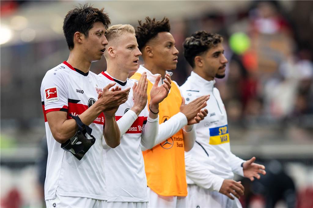 Castrop-Rauxeler Chris Führich gibt VfB Stuttgart Hoffnung im Abstiegskampf Stuttgarts Hiroki Ito (l-r), Stuttgarts Chris Führich, Stuttgarts Roberto Massimo und Stuttgarts Omar Marmoush bedanken sich nach dem Spiel bei den Fans.