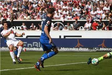 Stuttgarts Mario Gomez (l-r) schiesst das Tor zum 1:0 gegen Hoffenheim. Nordtveit und Torwart Baumann sind machtlos. Foto: Marijan Murat