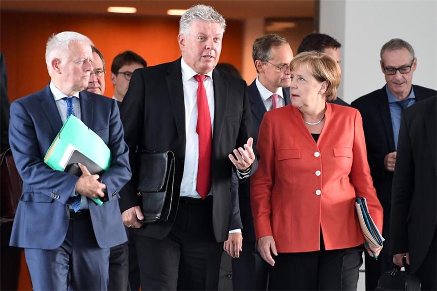 Stuttgarts Oberbürgermeister Fritz Kuhn (Bündnis 90/Die Grünen, v.l.), Dieter Reiter (SPD), Oberbürgermeister von München gehörten zu den Kommunalvertretern, die sich mit Bundeskanzlerin Angela Merkel zum Thema Dieselfahrzeuge ausgetauscht haben.  