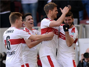 Stuttgarts Spieler feiern das Tor von Simon Terodde zum 1:0. Foto: Deniz Calagan