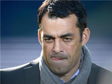 Stuttgarts Sportdirektor Robin Dutt müsste eine Menge Verträge neu aushandeln . Foto: Jochen Lübke