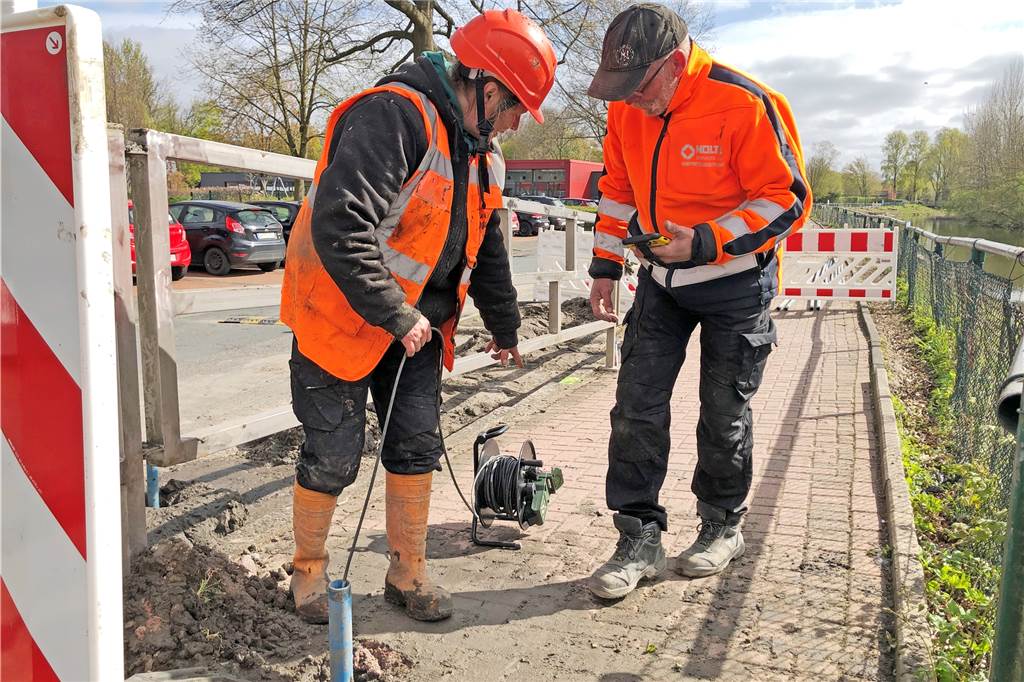 Mit Video: Ehepaar spürt Bomben am Berkelufer in Stadtlohn nach Suada Panning lässt die Messsonde in das Bohrloch hinab, während die Daten auf dem Gerät in der Hand ihres Mannes Klaus Panning aufgezeichnet werden. Die Messergebnisse werden von Spezialisten der Bezirksregierung Arnsberg ausgewertet.