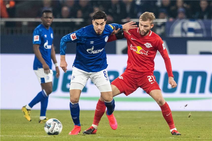 Kleiner Trost für Schalkes Nationalspieler Suat Serdar Suat Serdar (l.) war froh, dass er gegen Leipzig wieder spielen konnte.