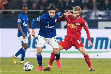 Suat Serdar (l.) war froh, dass er gegen Leipzig wieder spielen konnte.