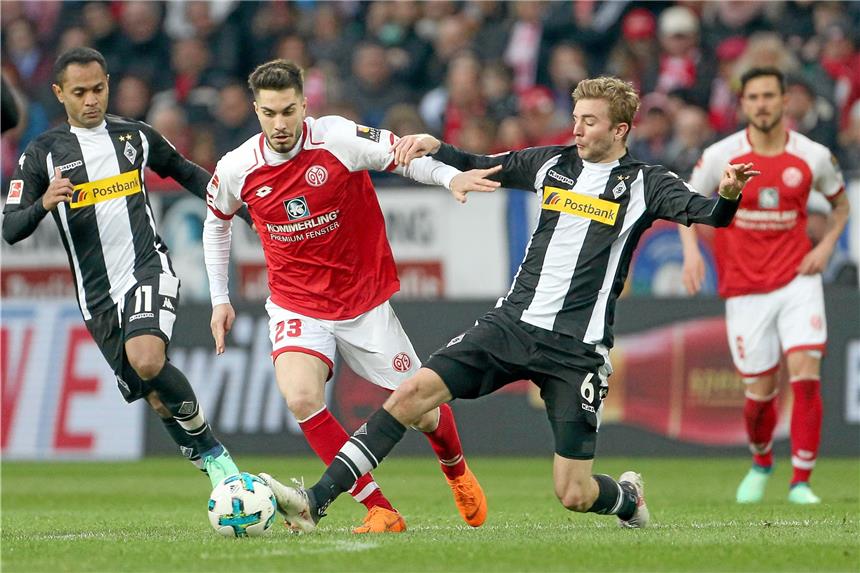 Wechsel nun fix: Mainzer wechselt nach Gelsenkirchen Suat Serder (2.v.l.) läuft künftig für Königsblau auf.