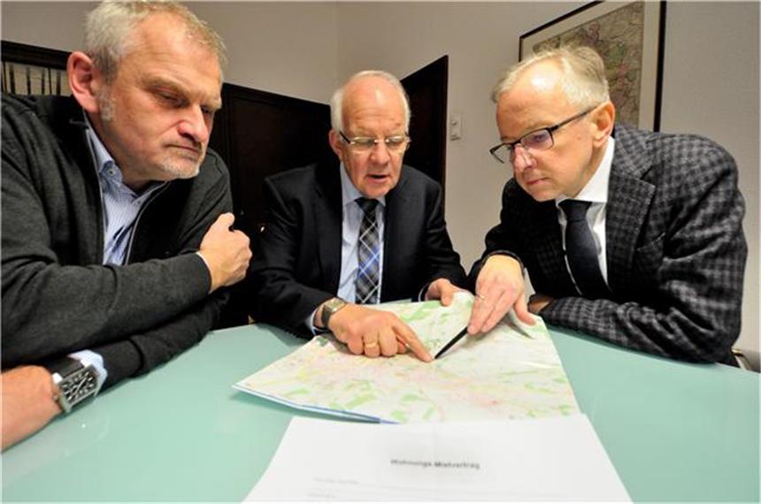 Suchen nach neuen Unterkünften für die Flüchlinge (v.l.): Günter Wewers, Helmut Könning, Karlheinz Pettirsch.