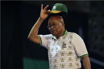 Südafrikas Präsident und bisheriger ANC-Vorsitzender Jacob Zuma nimmt seinen Hut und tritt zurück. Foto: Themba Hadebe