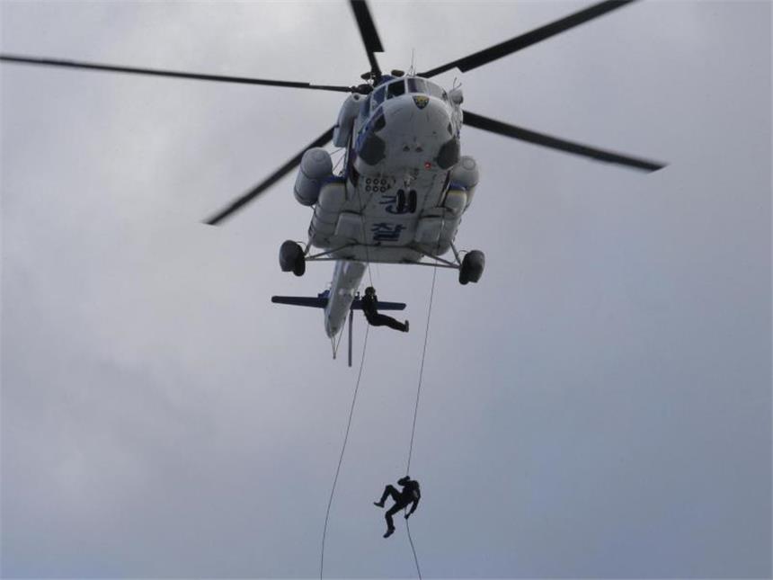 USA und Südkorea beginnen gemeinsames Militärmanöver Südkoreanische Polizisten seilen sich Manövers von einem Hubschrauber ab. Foto: Ahn Young-Joon