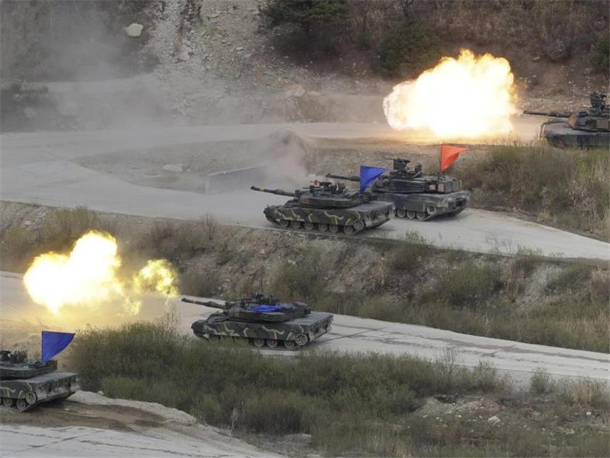 USA und Südkorea beginnen gemeinsames Militärmanöver Südkoreanische und US-amerikanische Panzer bei einem Manöver auf dem Seungjin Fire Training Field in Pocheon (Südkorea). Foto: Ahn Young-Joon/Archiv