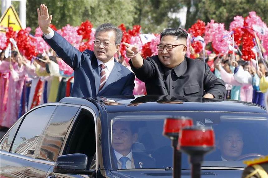 Gipfel-Ergebnisse: Atomstätte, Inspekteure und Olympia Südkoreas Präsident Moon Jae In (l) und Nordkoreas Machthaber Kim Jong Un fahren durch Pjöngjang. Foto: kyodo