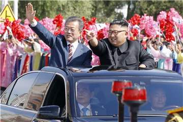 Südkoreas Präsident Moon Jae In (l) und Nordkoreas Machthaber Kim Jong Un fahren durch Pjöngjang. Foto: kyodo