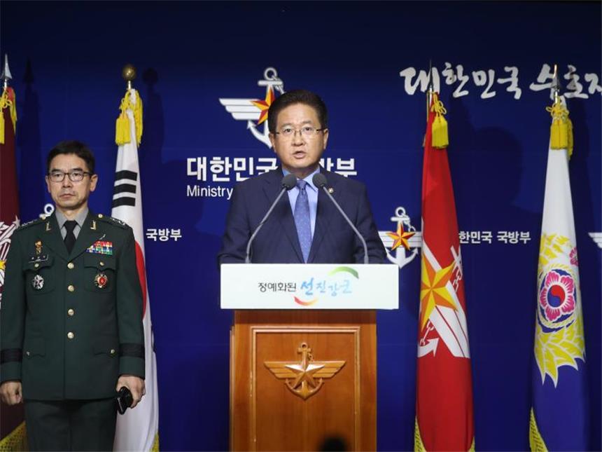 Südkorea schlägt Nordkorea Gespräche vor Südkoreas Vize-Verteidigungsminister Suh Choo Suk spricht in Seoul während einer Pressekonferenz. Foto: Shin Jun-Hee