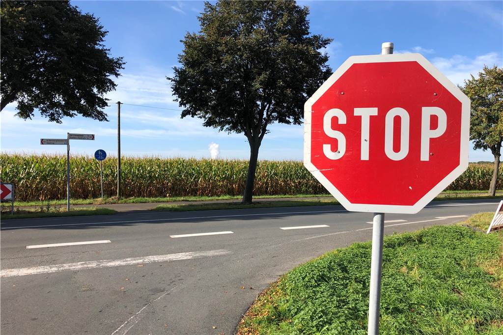 Neubau der Lippebrücke bei Vinnum: Weiteres wichtiges Etappenziel erreicht Südlich der Lippebrücke soll eine Ampel an der Kreuzung mit der Markfelder Straße dafür sorgen, dass die Verkehrsteilnehmer von der Vinnumer Straße kommend sicher in Richtung Datteln und Waltrop abbiegen können.
