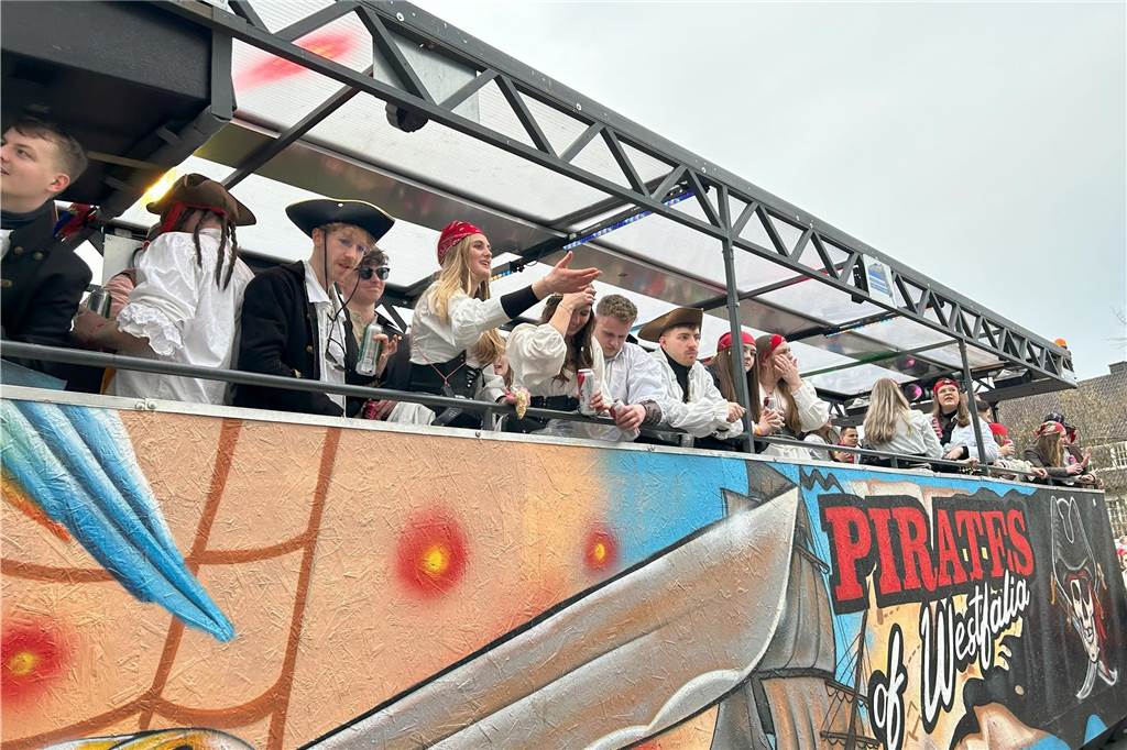 Südlohn ist bunt und närrisch: Das zeigten durch die Bank alle Teilnehmer beim gelungenen Karnevalsumzug 2024.