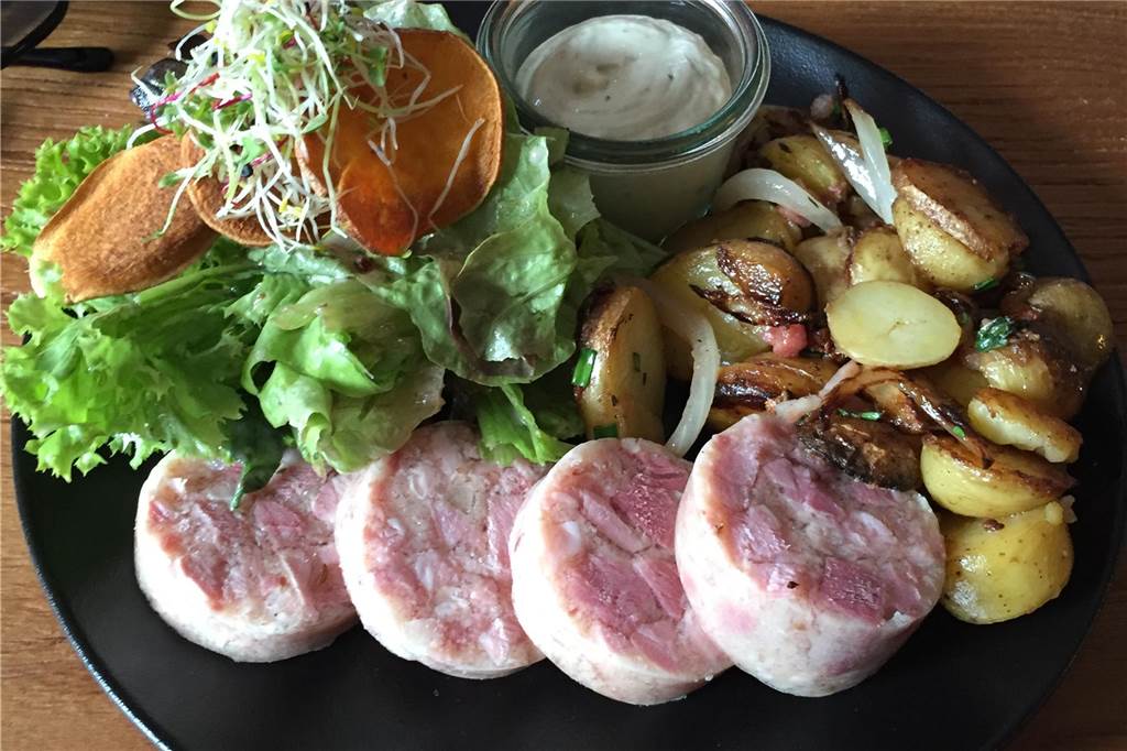 Das sind Dortmunds beste Heimatküchen: Bestenliste von Gastro-Magazin kürt gutbürgerliche Spitzenrestaurants Sülze mit Remoulade und Bratkartoffeln im "Mit Schmackes".